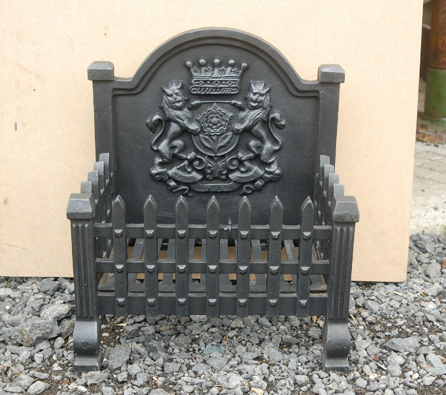 FB0006 A Reproduction Cast Iron Fire Basket with Decorative Fireback