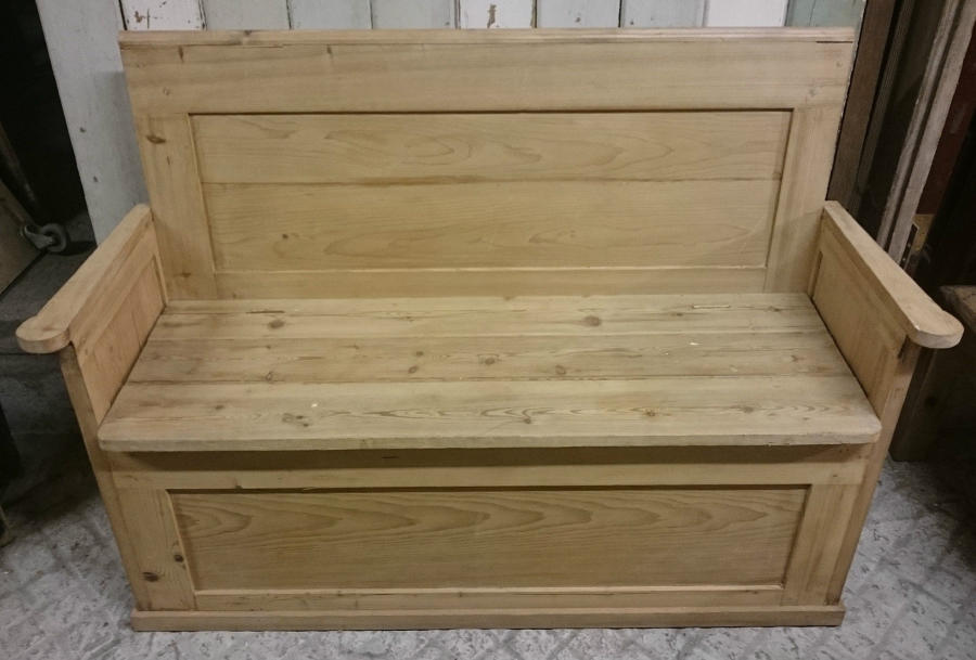 A Rustic Pine Pew with Storage Upcycled From Pine Doors ref 914