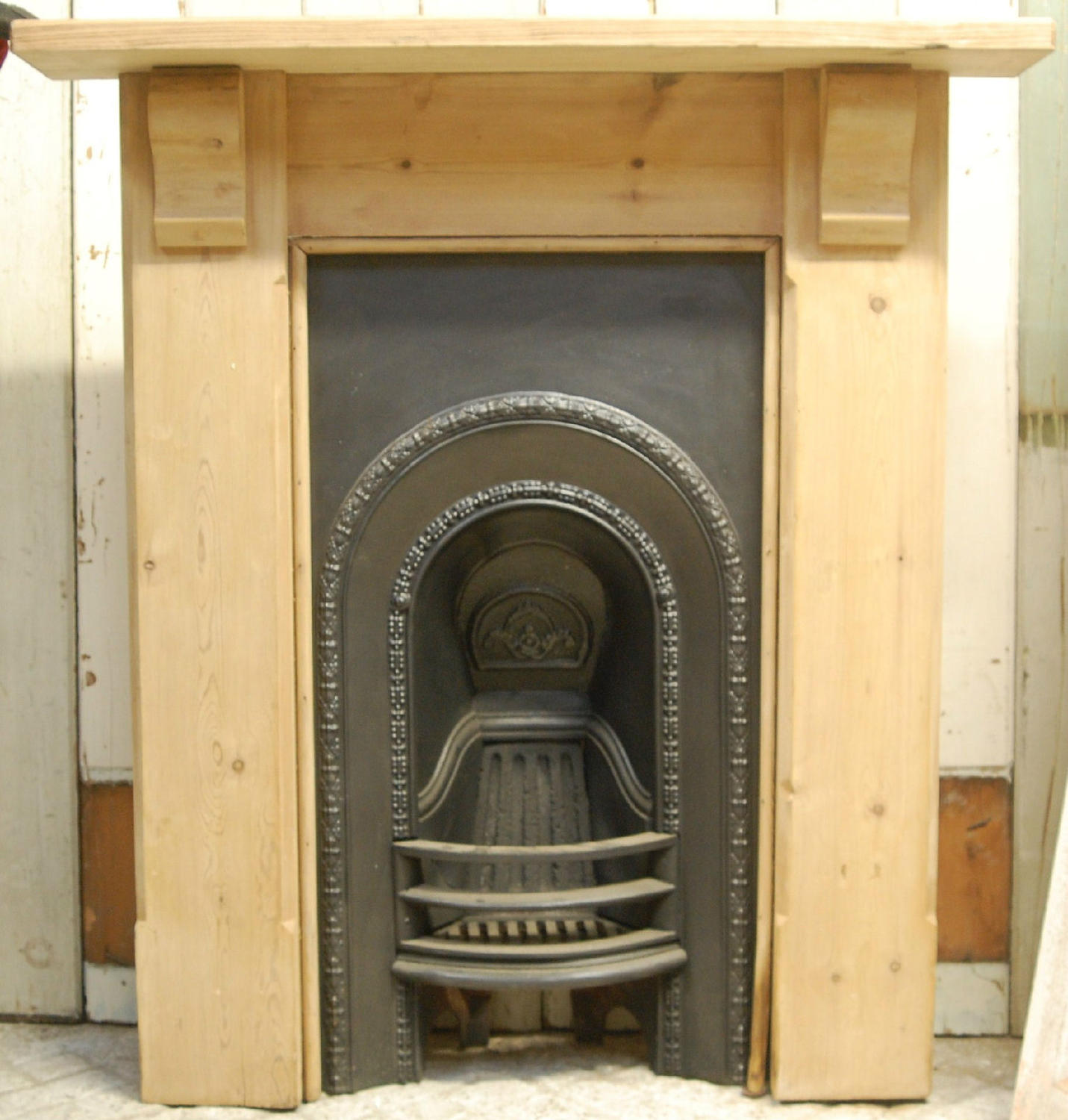 FS0032 Victorian Cast Iron Fire Insert and Pine Surround for Bedroom