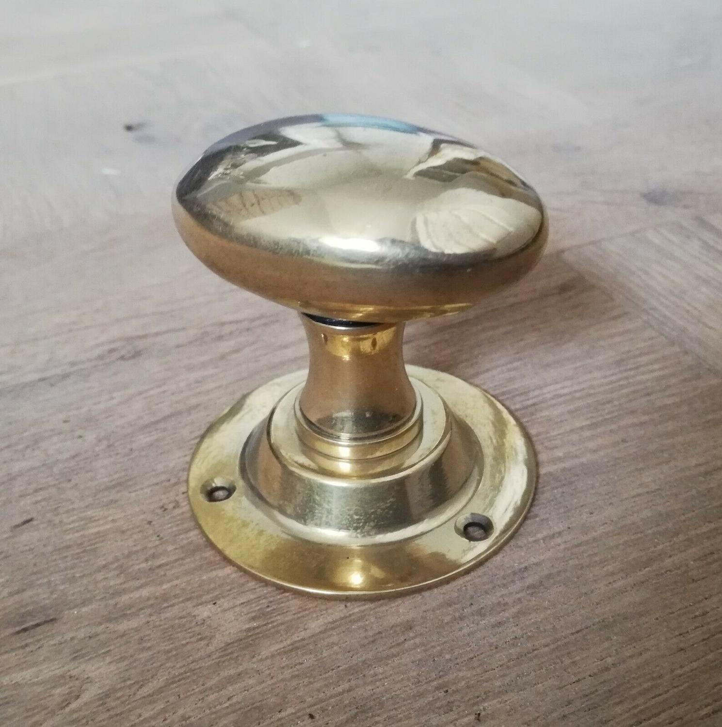 M1247 A PAIR OF TRADITIONAL STYLE MODERN BRASS DOOR KNOBS
