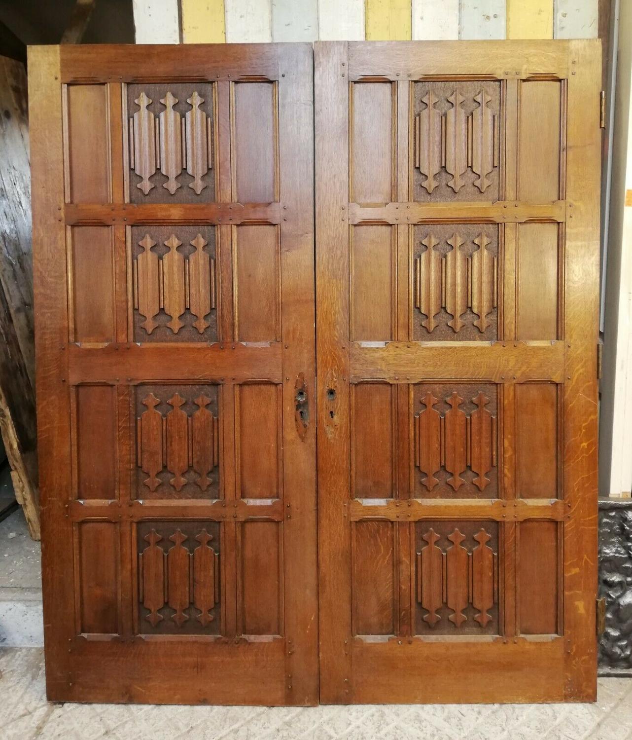 DP0261 PAIR OF HEAVY RECLAIMED ARTS AND CRAFTS LINENFOLD DOORS