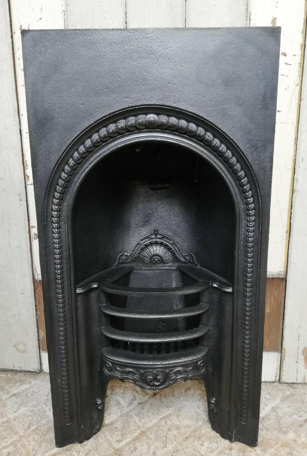 FI0031 AN ANTIQUE GEORGIAN CAST IRON BEDROOM FIRE INSERT