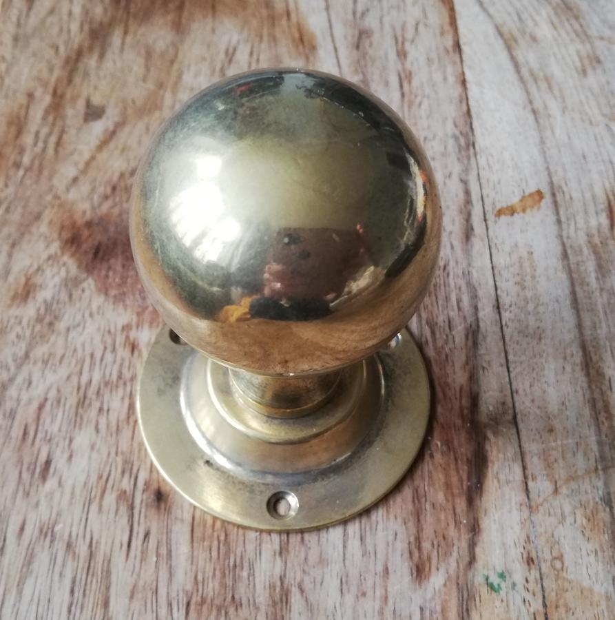 M1272 PAIR OF TRADITIONAL BALL STYLE MODERN BRASS DOOR KNOBS