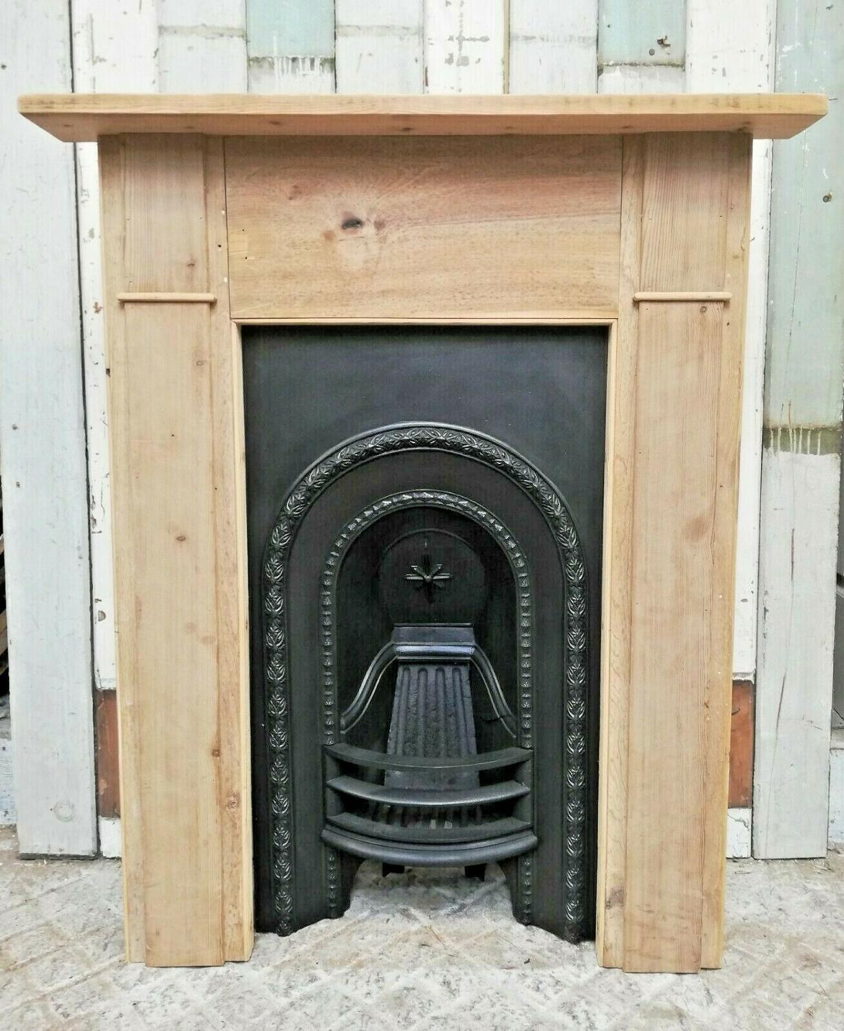 FS0064 A VICTORIAN CAST IRON FIRE INSERT AND RECLAIMED PINE SURROUND