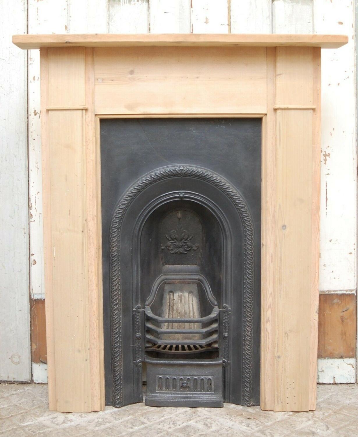 FS0066 A VICTORIAN CAST IRON FIRE INSERT AND RECLAIMED PINE SURROUND