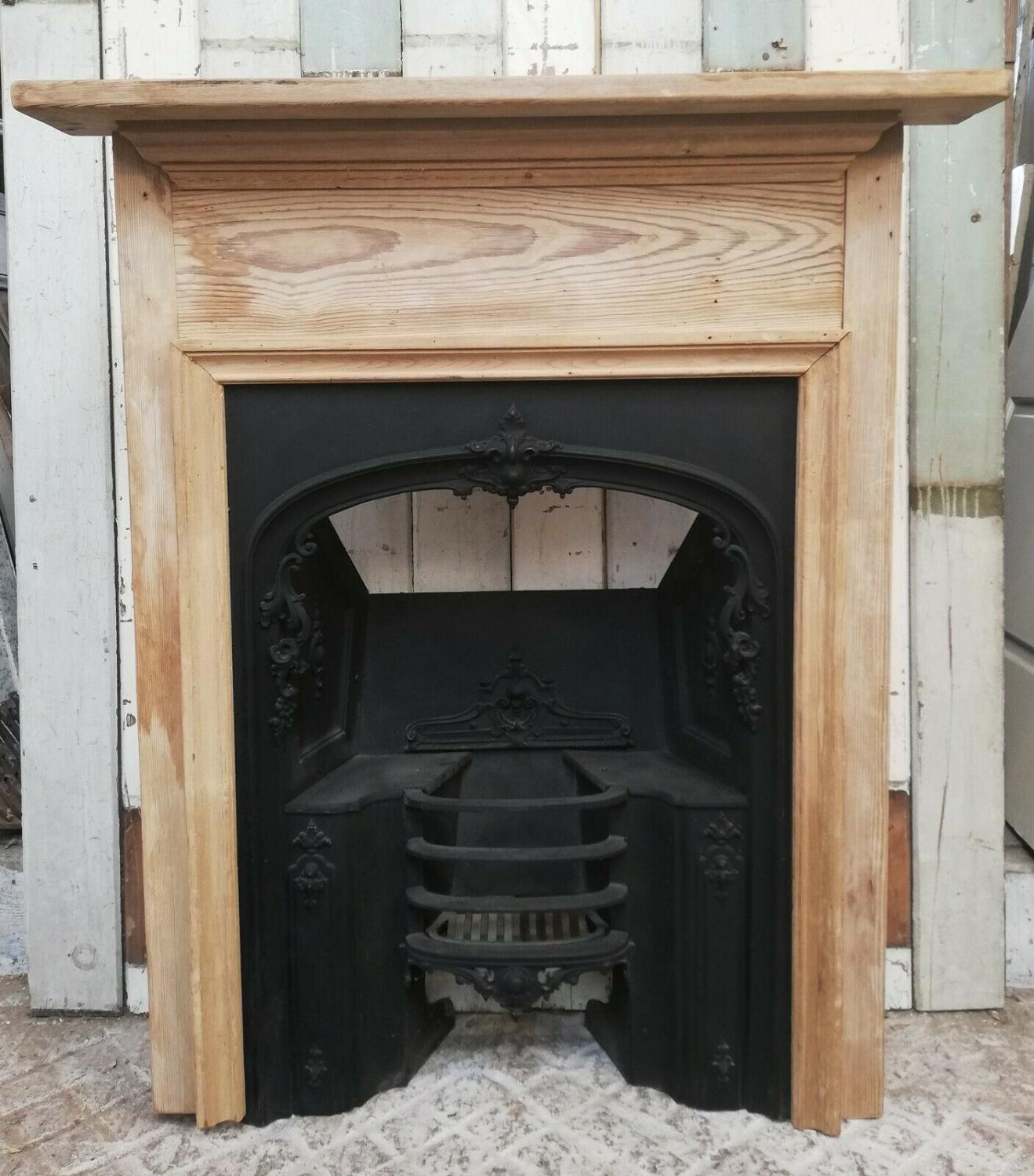 FS0069 EARLY VICTORIAN CAST IRON HOBGRATE AND PINE FIRE SURROUND