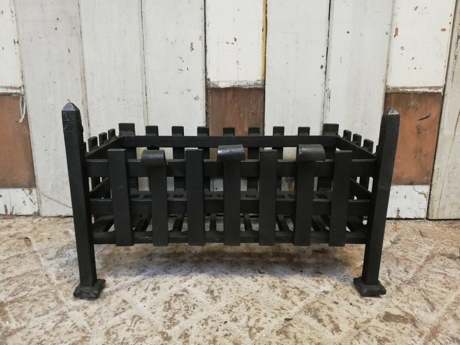 FB0043 TRADITIONAL STYLE RECLAIMED CAST IRON FIRE BASKET