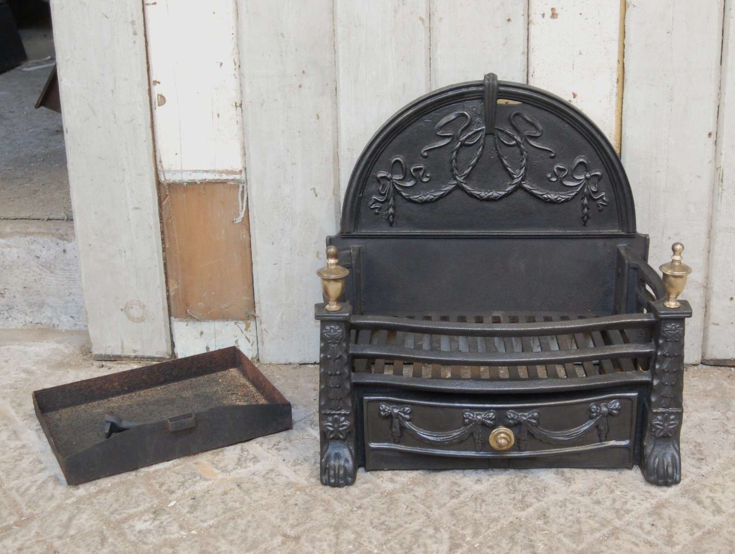 FB0047 PRETTY AND PETITE RECLAIMED REPRODUCTION CAST IRON FIRE BASKET