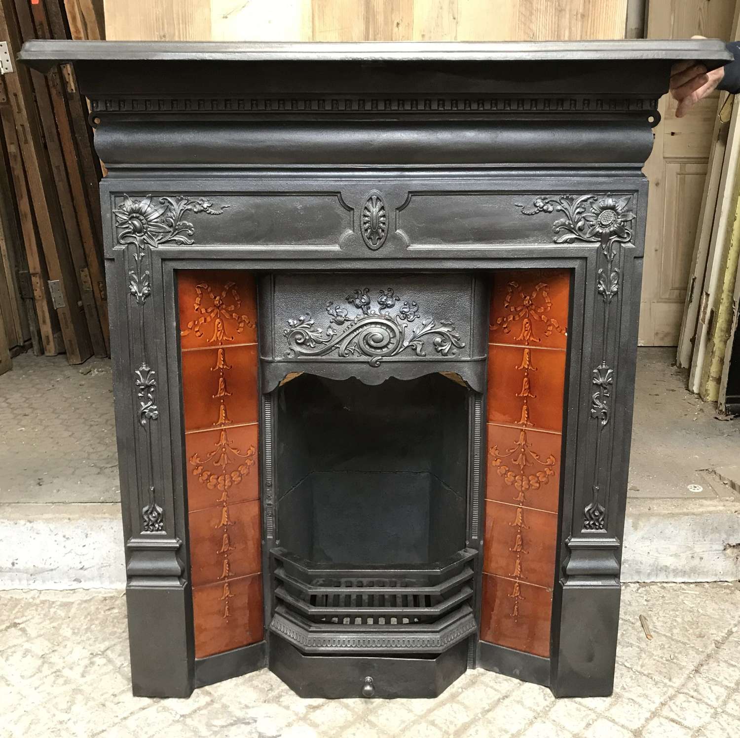 FC0084 A RECLAIMED LATE VICTORIAN TILED FIRE INSERT WITH BRICK & STOOL