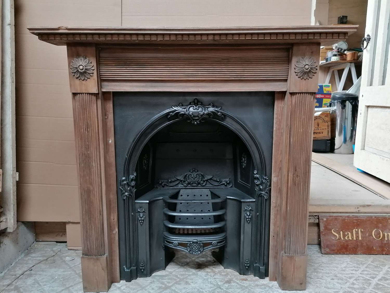 FC0099 CARVED PINE GEORGIAN STYLE FIRE SURROUND & CAST IRON HOBGRATE