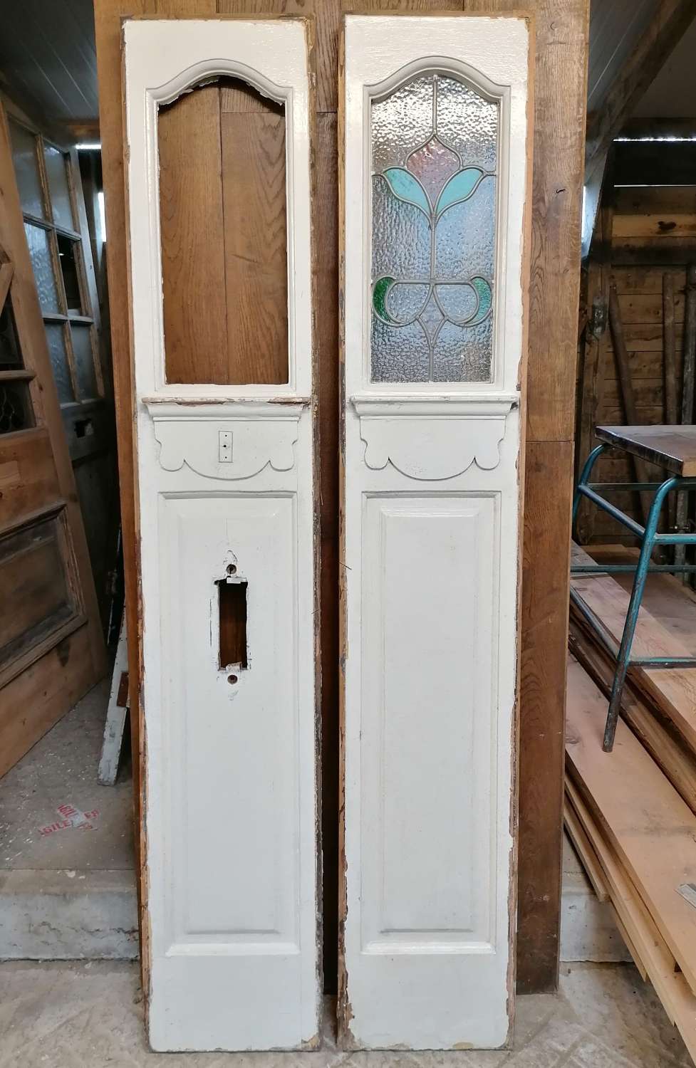 DP0302 PAIR OF ANTIQUE STAINED GLASS SIDE LIGHTS / DOORS FOR WARDROBE