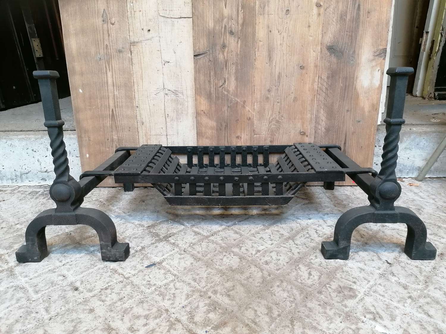 FB0069 RECLAIMED CAST IRON FIRE BASKET WITH FIRE DOGS
