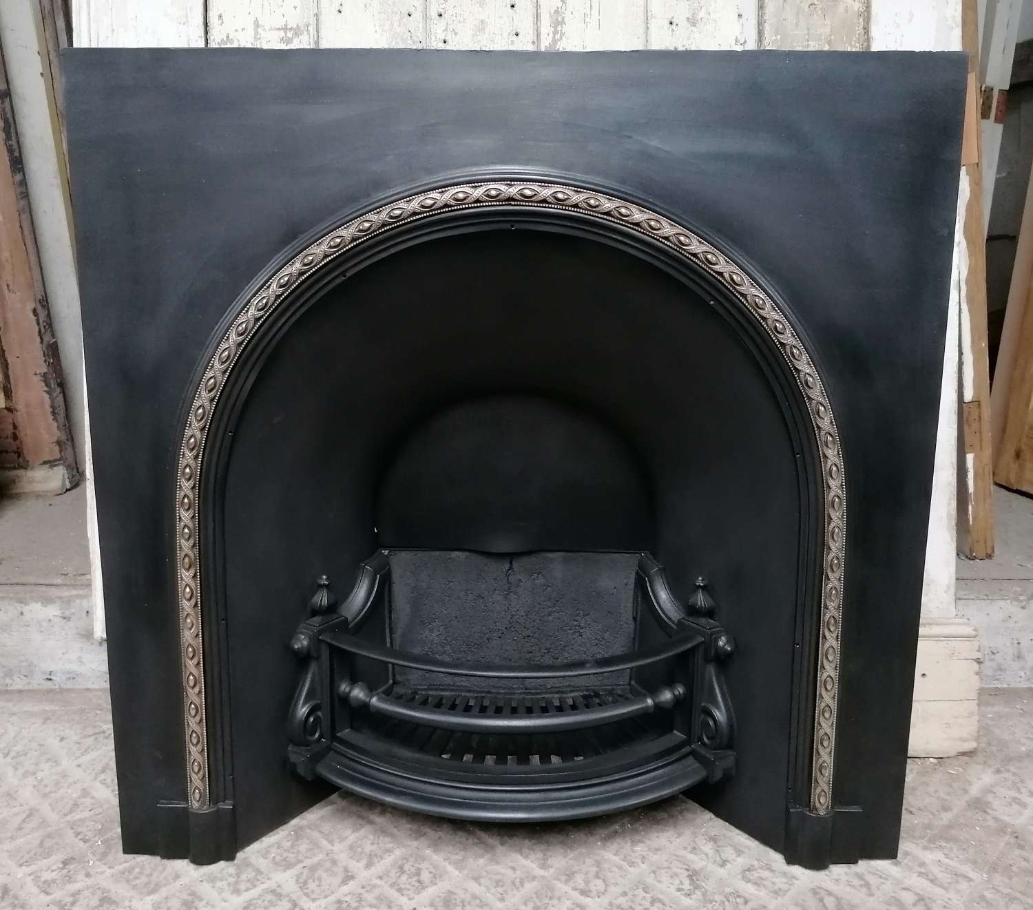 FI0050 A RECLAIMED EARLY VICTORIAN LARGE CAST IRON FIRE INSERT