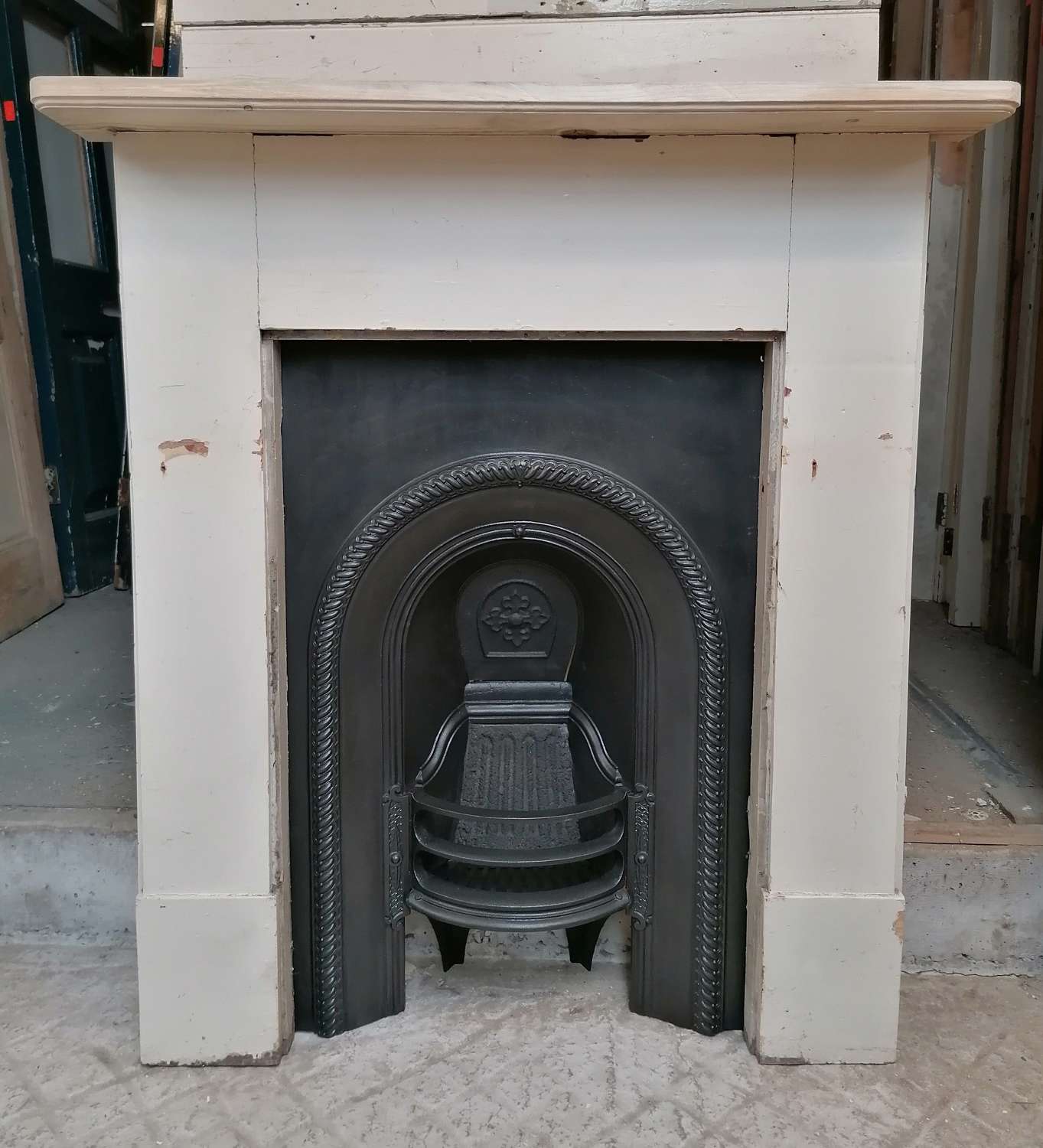 FC0127 VICTORIAN CAST IRON INSERT AND RECLAIMED PAITNTED PINE SURROUND