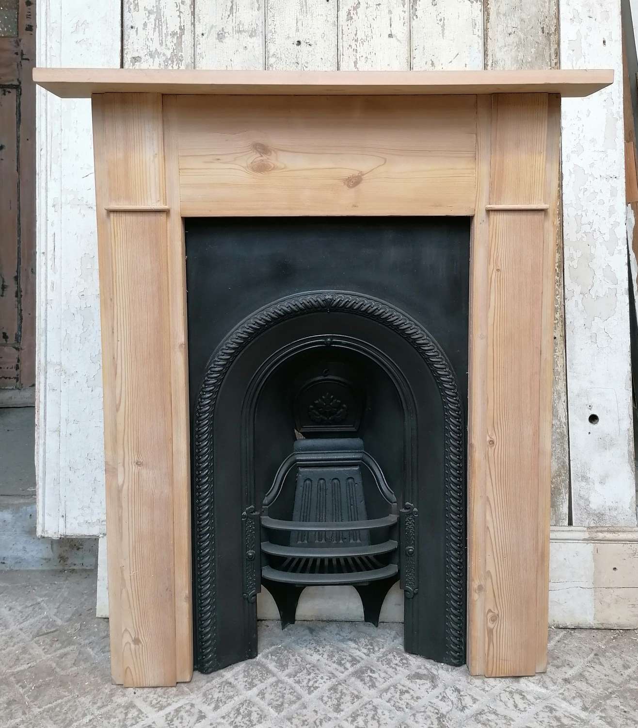 FC0121 EARLY VICTORIAN CAST IRON FIRE INSERT & PINE FIRE SURROUND