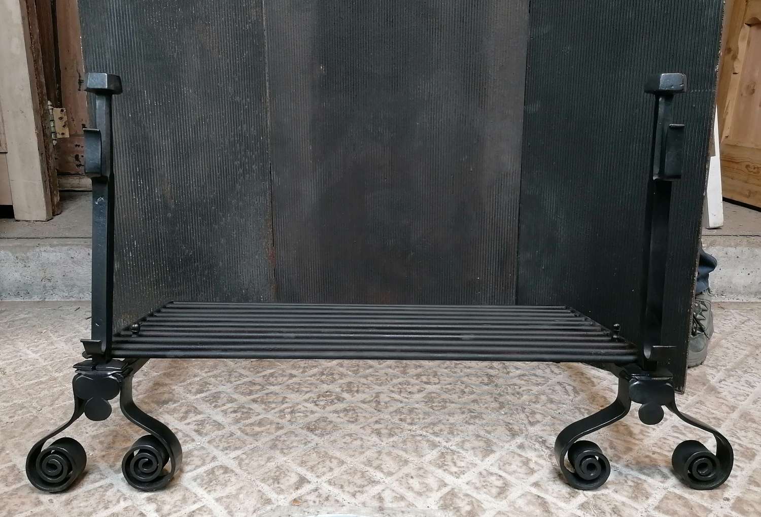 FB0070 LARGE RECLAIMED CAST IRON FIRE GRILL & FIRE DOGS FIRE PIT?