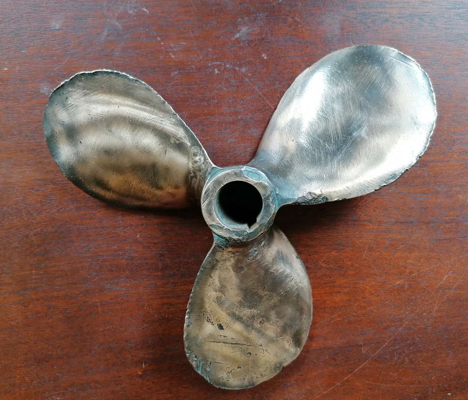 M1494 A VINTAGE BRONZE BOAT PROPELLER FOR USE AS DECORATIVE ITEM