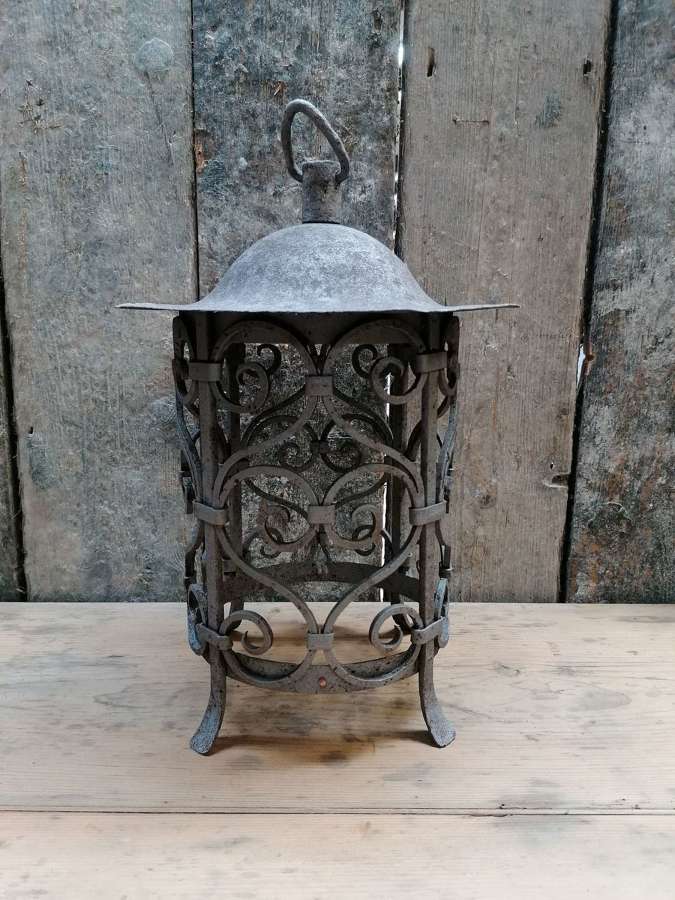 M1528 AN ATTRACTIVE WROUGHT IRON ARTS & CRAFTS HANGING HALL LANTERN