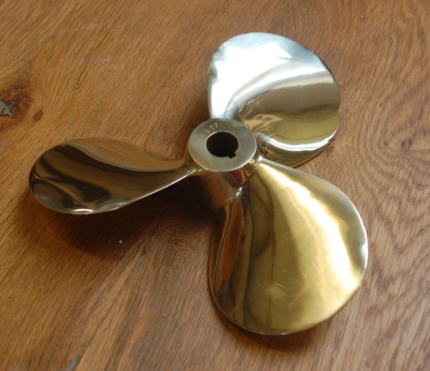M1541 A SMALL RECLAIMED BRONZE BOAT PROPELLER FOR DECORATIVE USE