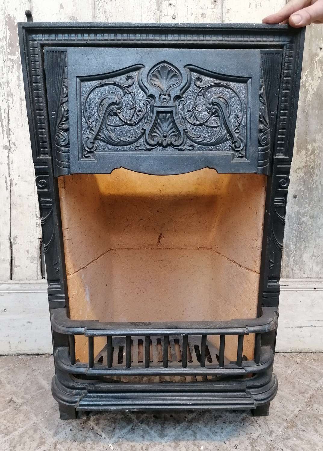FI0054 SMALL VICTORIAN CAST IRON FIRE FRONT WITH FIRE BRICK AND STOOL