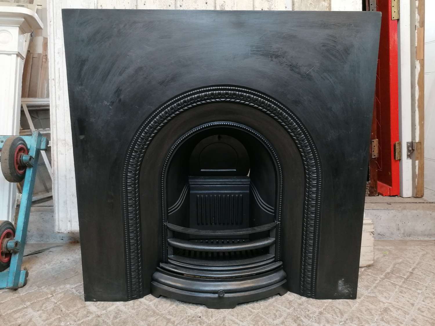 FI0058 A LARGE RECLAIMED CAST IRON ARCHED FIRE INSERT