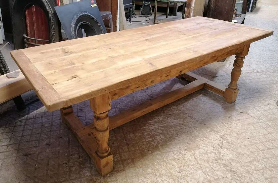 M1573 A RUSTIC FARMHOUSE STYLE RECLAIMED PINE TABLE 6 SEATER