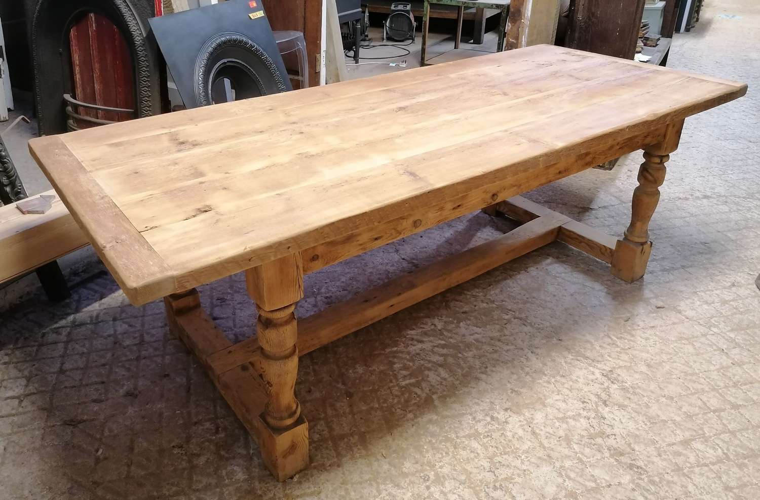 M1573 A RUSTIC FARMHOUSE STYLE RECLAIMED PINE TABLE 6 SEATER