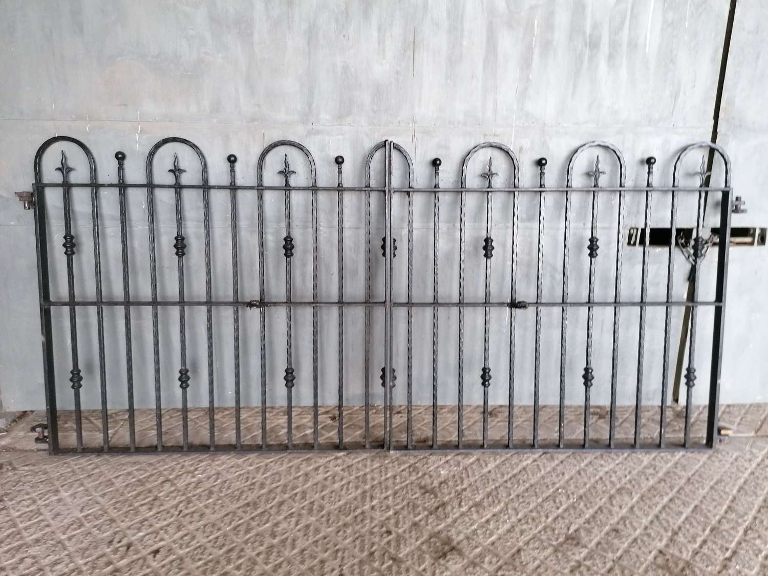 M1580 A PAIR OF RECLAIMED WROUGHT IRON DRIVEWAY / DRIVE GATES