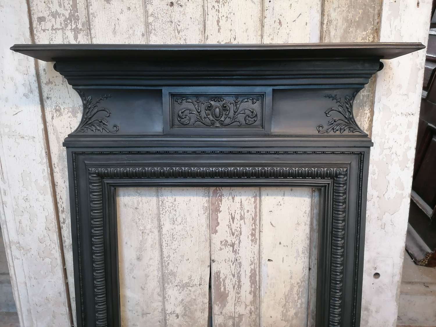 FS0186 A LARGE RECLAIMED DECORATIVE VICTORIAN CAST IRON FIRE SURROUND