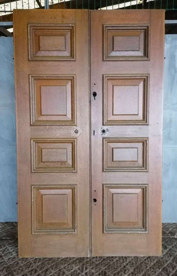 DP0356 A PAIR OF RECLAIMED OAK INTERNAL DOORS