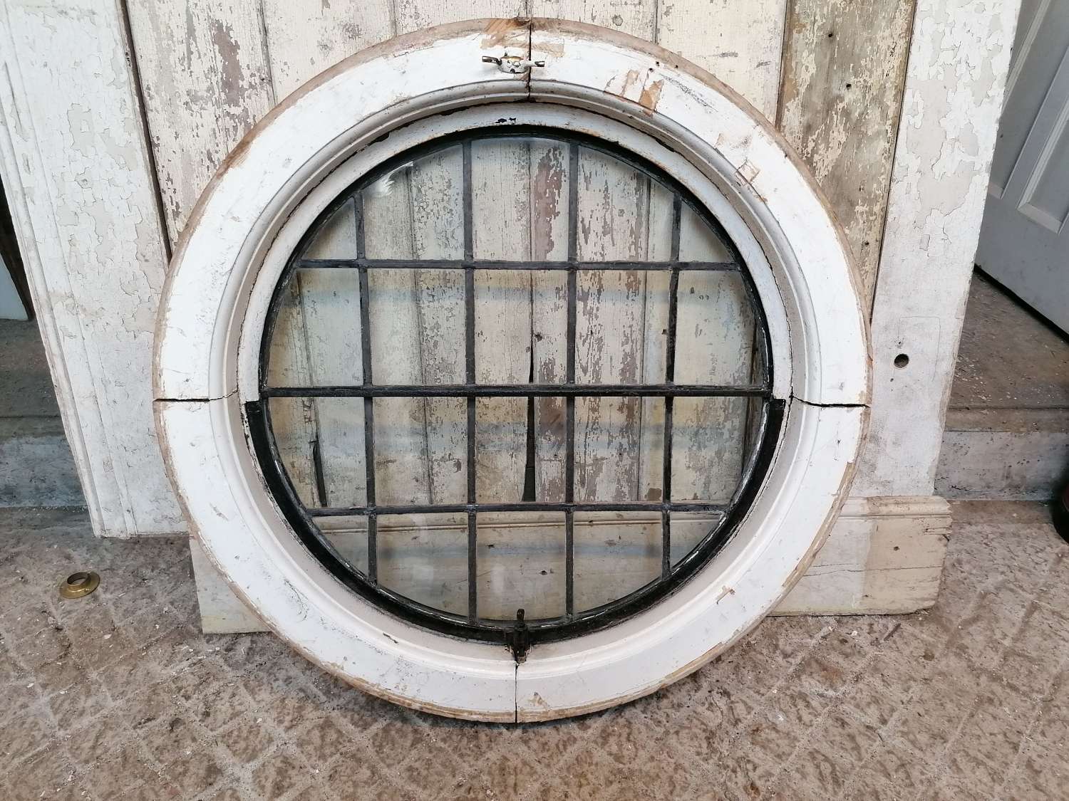 M1582 A RECLAIMED PAINTED PINE CIRCULAR GLAZED OPENING WINDOW