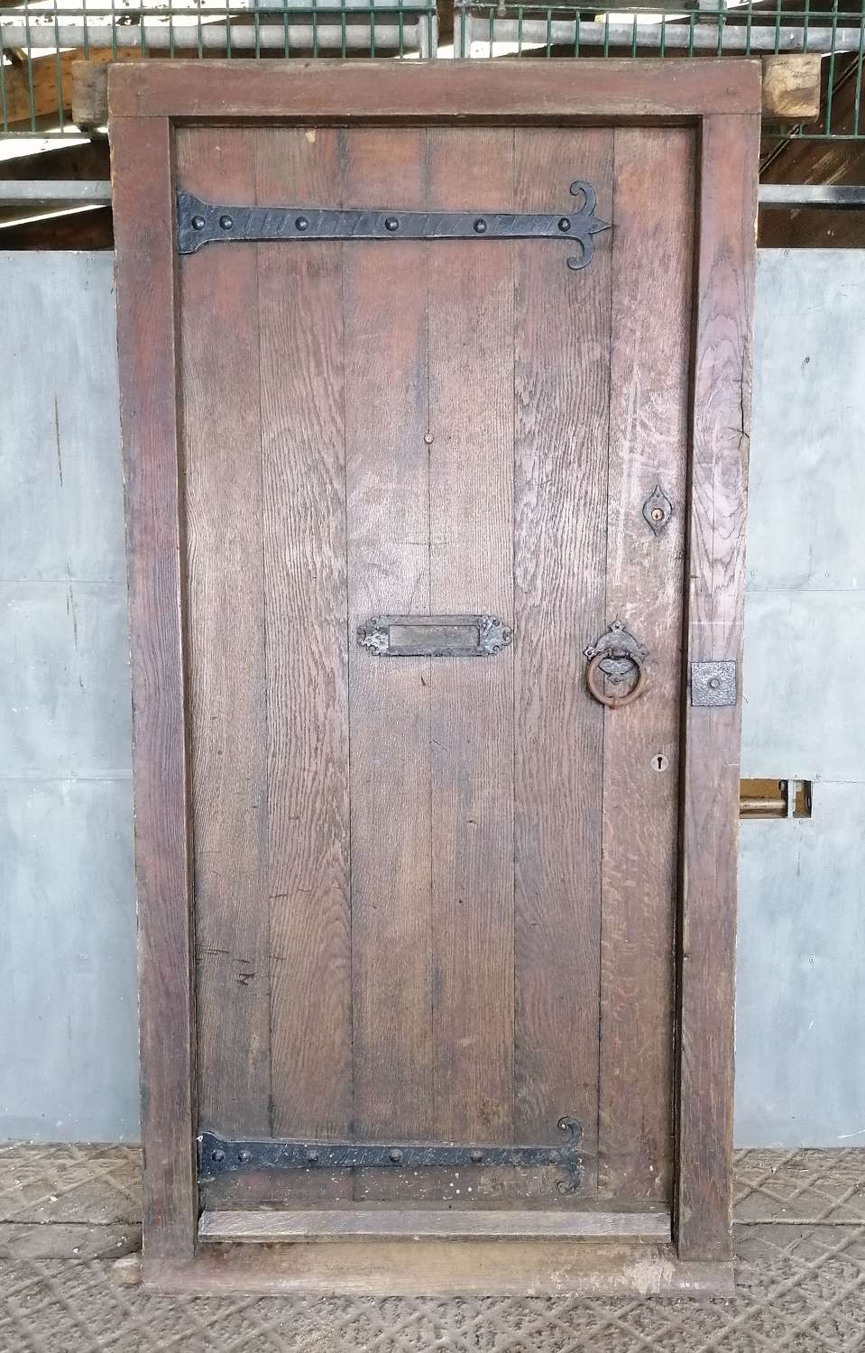 DE0937 A SUBSTANTIAL RECLAIMED OAK COTTAGE STYLE EXTERNAL DOOR & FRAME