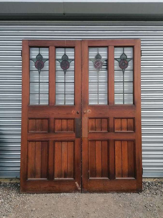 DP0390 A PAIR OF RECLAIMED ANTIQUE PITCH PINE DOORS WITH STAINED GLASS