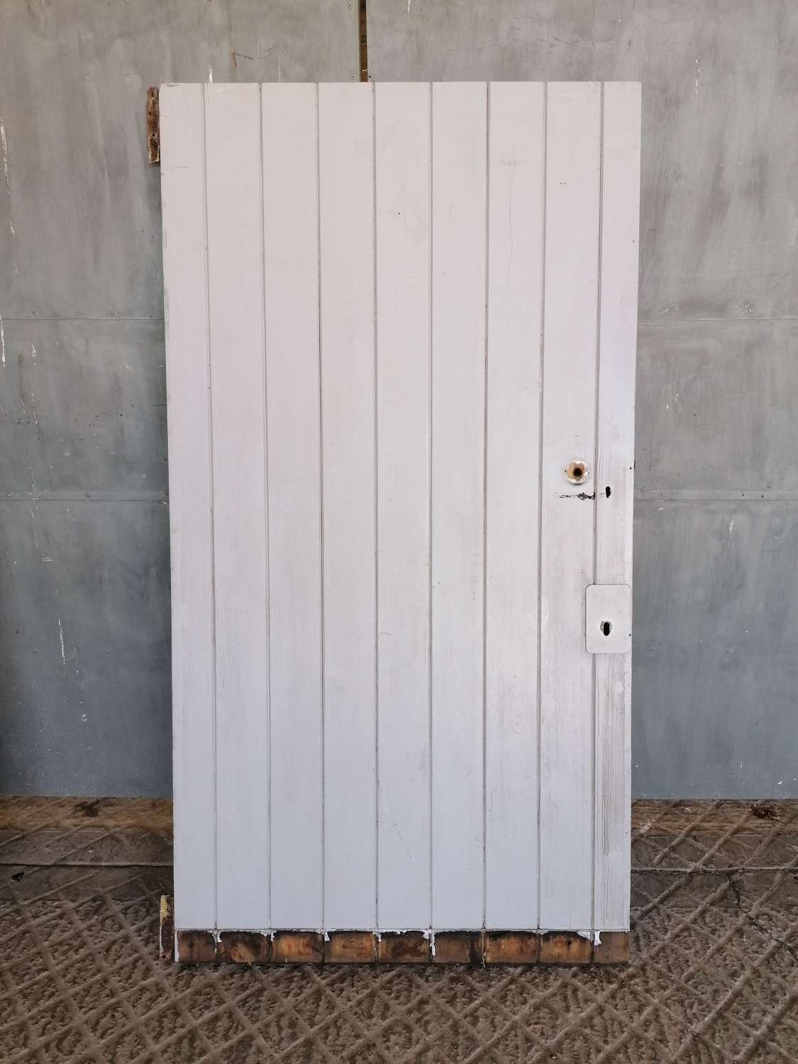 DI0786 A RECLAIMED PAINTED PINE PLANK DOOR