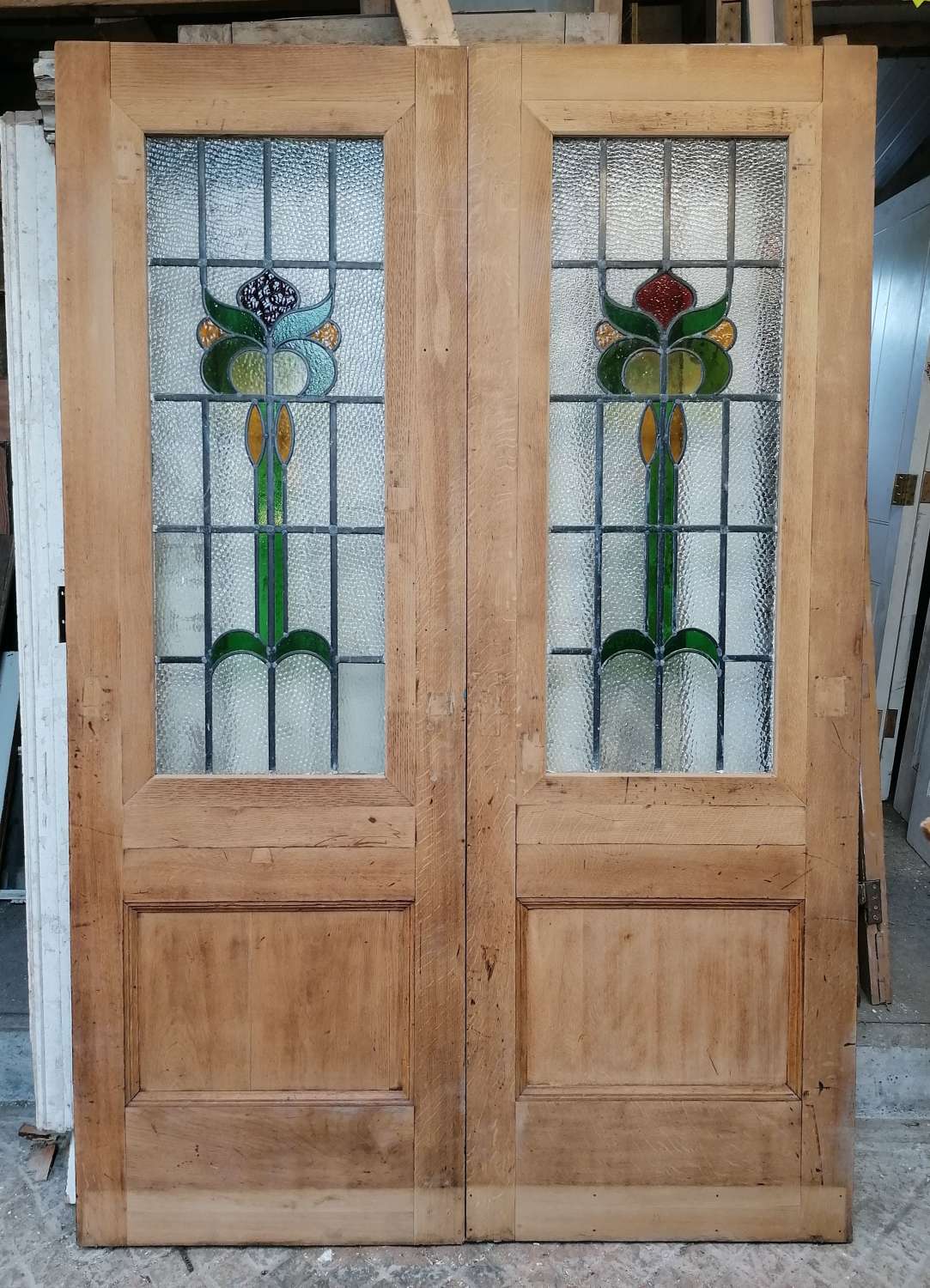 DP0395 A PAIR OF RECLAIMED OAK INTERNAL DOORS WITH STAINED GLASS