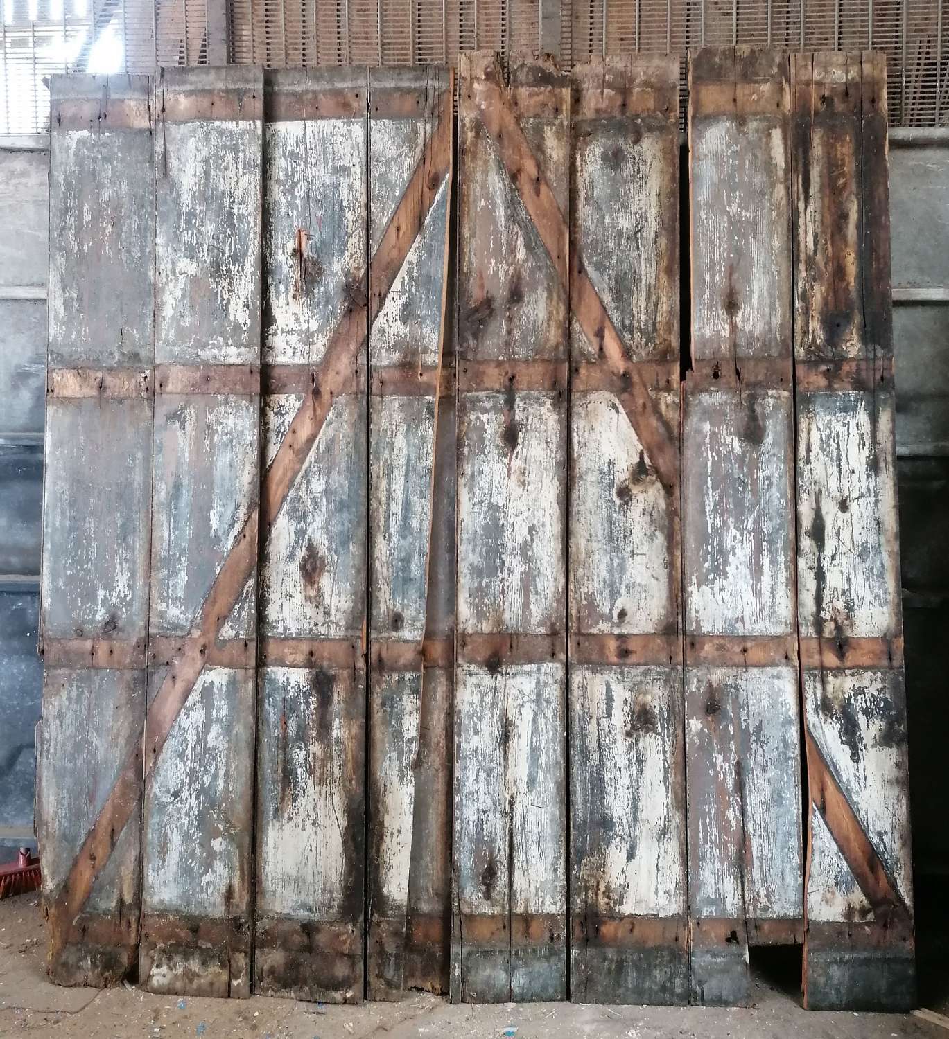 M1660 RECLAIMED RUSTIC VICTORIAN PINE BARN BOARDS FOR PHOTO BACKDROP