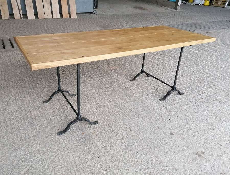 M1666 RUSTIC OAK TABLE TOP WITH RECLAIMED ANTIQUE TRESTLE 6 SEATER