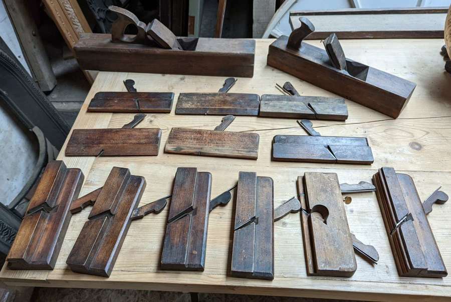 M1702 COLLECTION OF 14 VICTORIAN WOODEN HAND PLANES & MOULDING PLANES