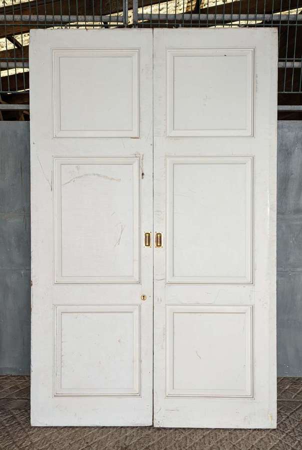 DP0408 A PAIR OF RECLAIMED PAINTED PINE INTERNAL DOORS / SLIDING DOORS