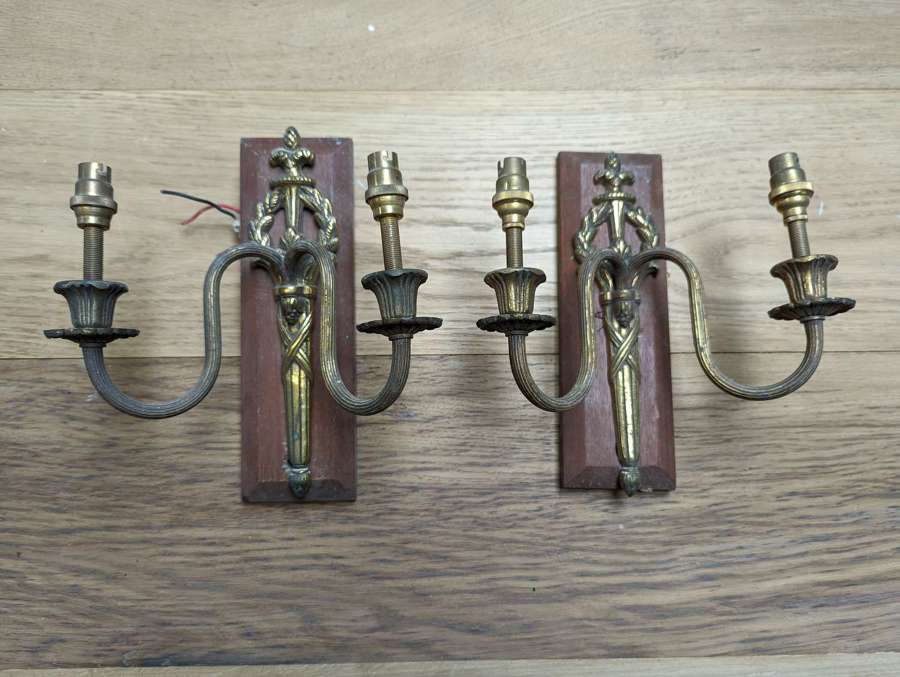 M1725 A PAIR OF DECORATIVE RECLAIMED VINTAGE BRASS WALL LIGHTS SCONCES
