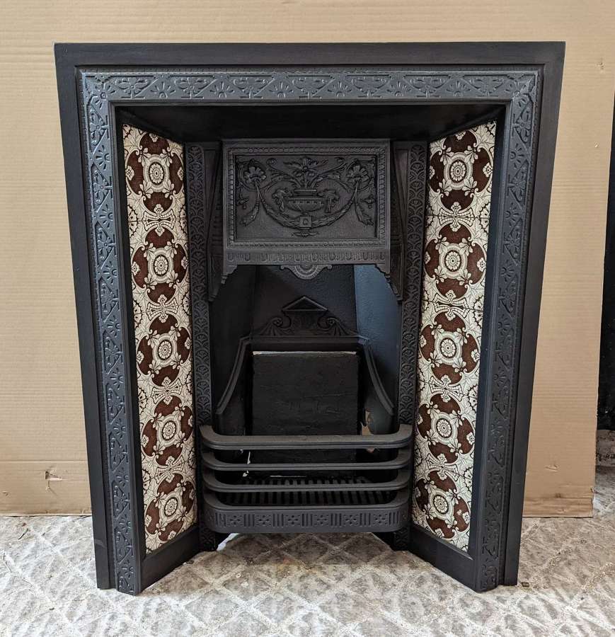 FI0069 A RECLAIMED CAST IRON TILED FIRE INSERT WITH ANTIQUE TILES