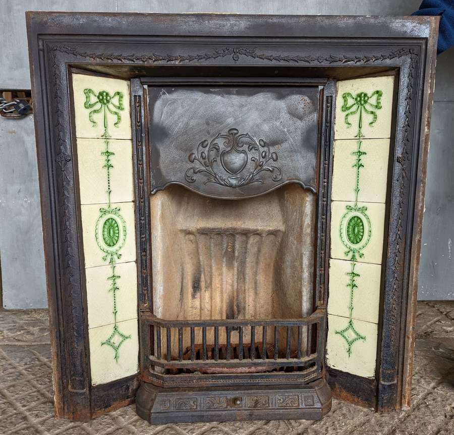 FC0161 AN ANTIQUE TILED CAST IRON FIRE INSERT FOR SOME REFURBISHMENT
