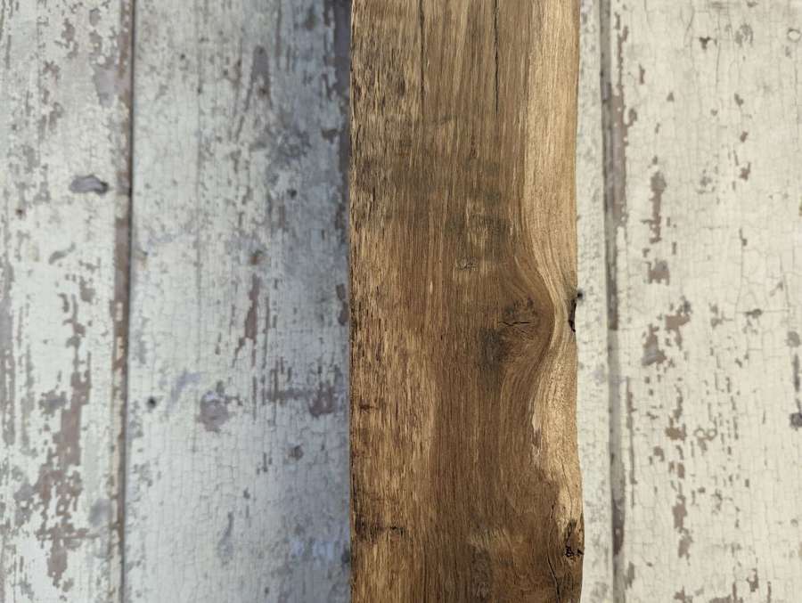 M1762 A LONG SLENDER RUSTIC RECLAIMED OAK BEAM FOR PROJECT