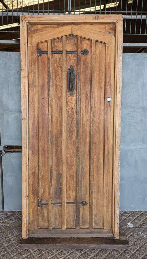 DE0961 A GOTHIC RECLAIMED ANTIQUE OAK DOOR AND PINE FRAME