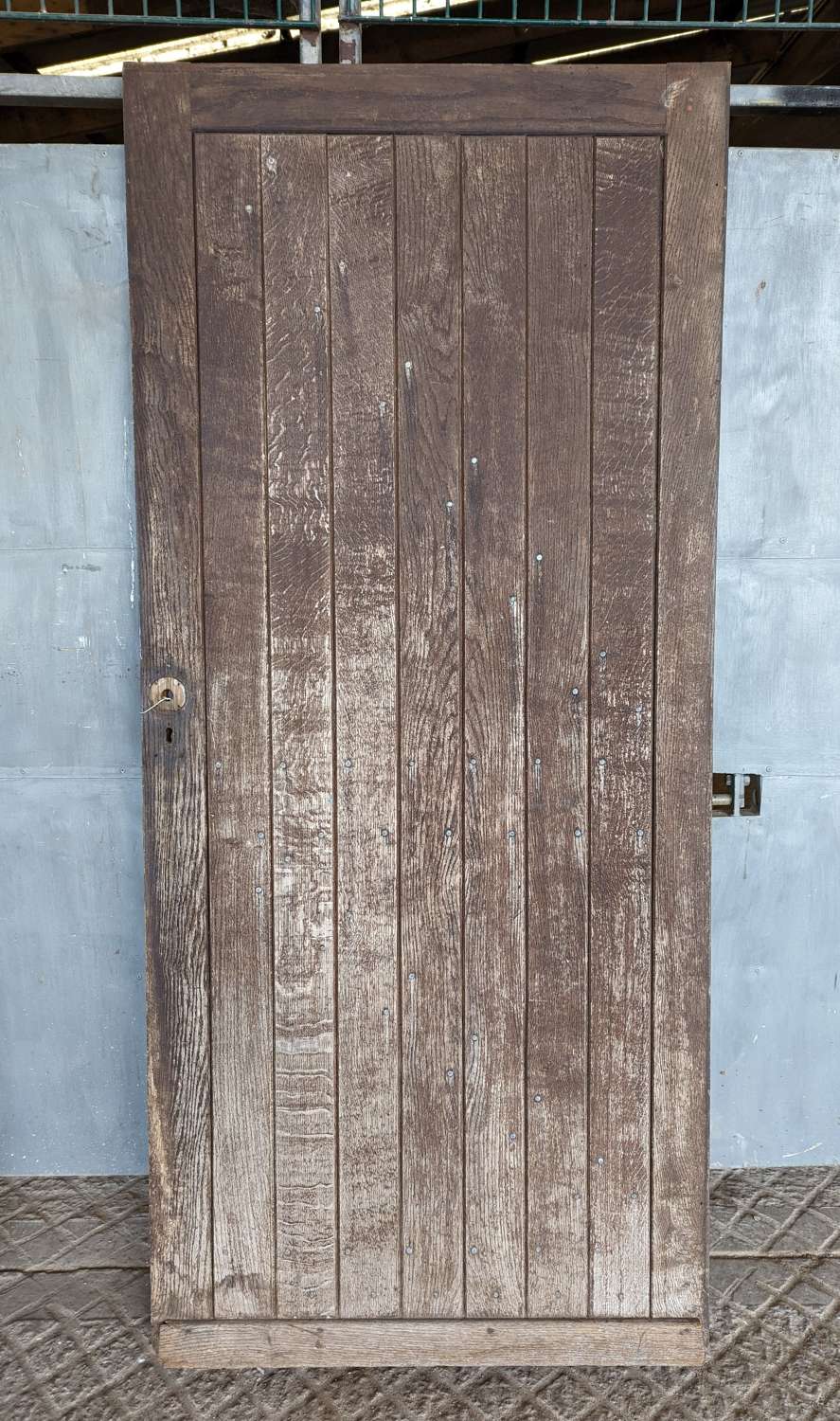 DE0962 A RUSTIC RECLAIMED OAK EXTERNAL DOOR WITH PLANK DETAIL