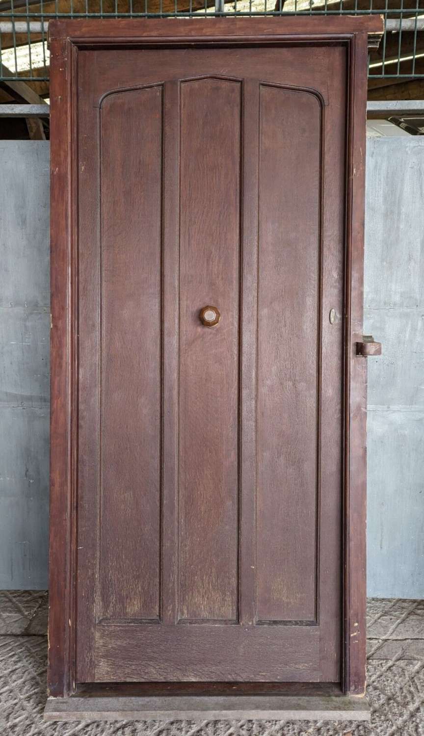 DE0970 A GOTHIC STYLE RECLAIMED OAK FRONT / EXTERNAL DOOR AND FRAME