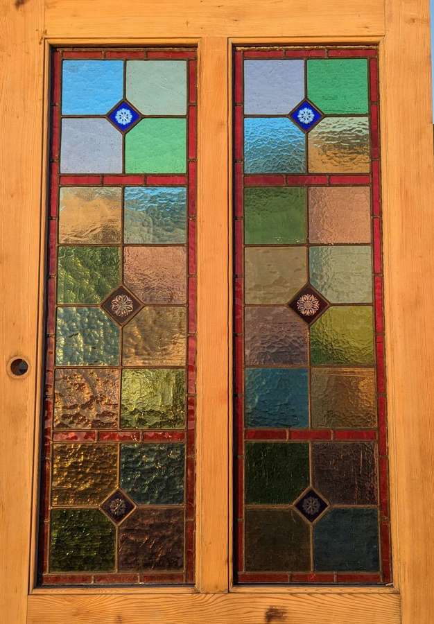 DE0981 RECLAIMED PINE FRONT DOOR WITH PRETTY STAINED GLASS