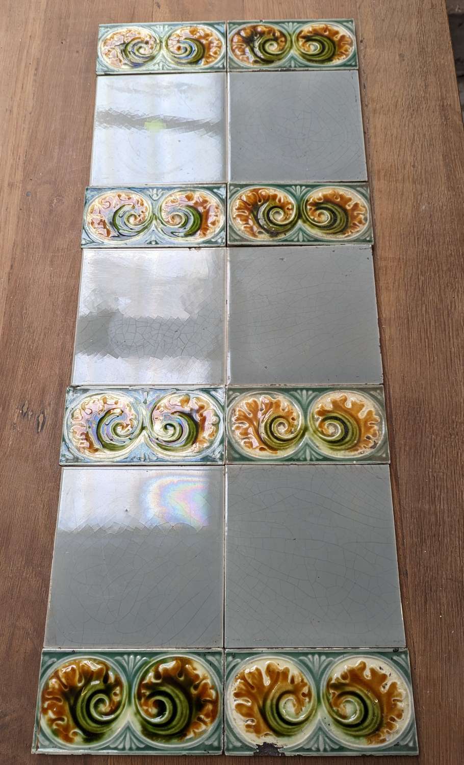 M1817 A SET OF 14 RECLAIMED ANTIQUE FIRE TILES GREY AND PATTERN