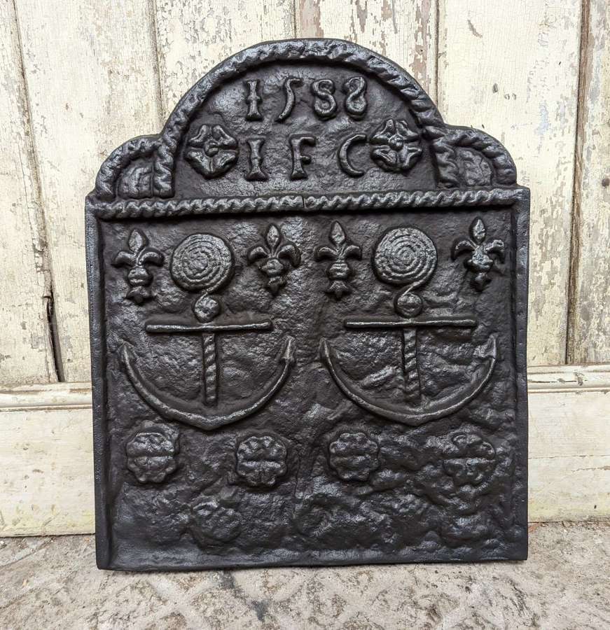 FB0116 A RECLAIMED REPRODUCTION CAST IRON FIRE BACK ANCHOR DESIGN