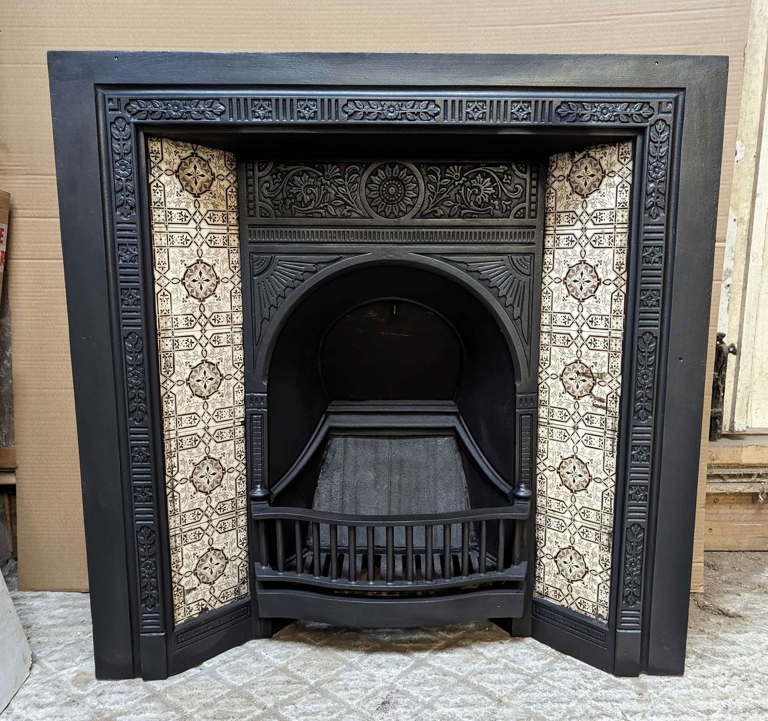 FI0078 A RECLAIMED CAST IRON TILED FIRE INSERT WITH ANTIQUE TILES